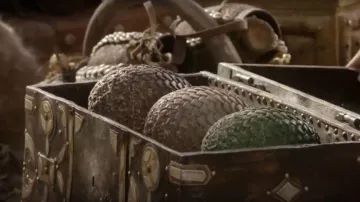The dragon eggs of Daenerys Targaryen (Emilia Clarke) in Game of Thrones (S01E02)