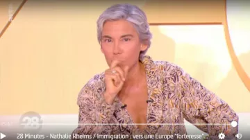 La chemise imprimée, col volanté, et manches bouffantes de Élisabeth Quin dans 28 minutes le 18.09.2019