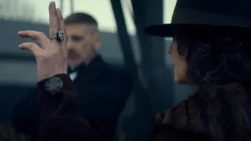The ring black Polly Gray (Helen McCrory) in Peaky Blinders (S05E04)