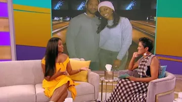 Vestido midi de arco fuera del hombro de Roland Mouret usado por Kenya Moore en Tamron Hall Swow SEPTIEMBRE 17, 2019