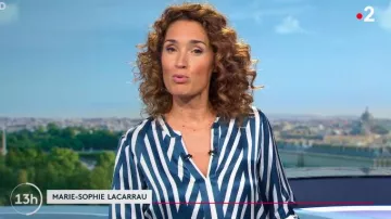 La blusa a rayas azules y blancas en seda mixta 1.2.3 de Marie-Sophie Lacarrau en Journal de 13 heures el 18.09.2019