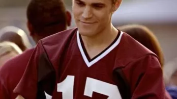 Vêtement de sport de l'équipe de Stefan Salvatore (Paul Wesley) dans Vampire Diaries (S01E01)