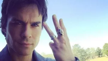 Bague de jour de Damon Salvatore (Ian Somerhalder) dans Vampire Diaries (S01E02)