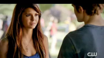 Collier perle et feuille de Elena Gilbert (Nina Dobrev) dans Vampire Diaries (S03E10)