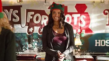 Collier de noël de Bonnie Bennett (Kat Graham) dans Vampire Diaries (S04E07)