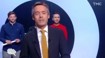 La cravate jaune portée par Yann Barthès dans Quotidien
