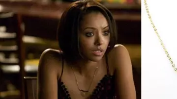 Collier perles et chaînes de Bonnie Bennett (Kat Graham) dans Vampire Diaries (S06E09)