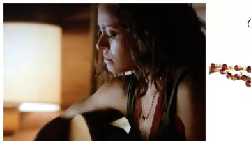 Collier rouge et noir de Bonnie Bennett (Kat Graham) dans Vampire Diaries (S05E11)