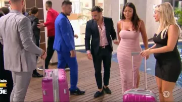 El vestido largo rosa ajustado de Maeva Ghennam en Les Marseillais vs el resto del mundo 4 Episodio 7