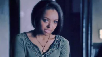 Collier pierre de Bonnie Bennett (Kat Graham) dans Vampire Diaries (S07E09)