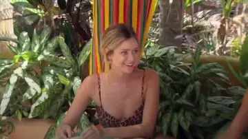 Léopard noeud haut de bikini porté par (Hannah Godwin) en Bachelor dans le Paradis Saison 06 Episode 12