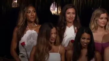 Nightcap vêtements blanc dentelle bretelles robe maxi porté par (Tayshia Adams) en Bachelor dans le Paradis Season06 de l'Épisode 12