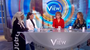 Alice + Olivia daina côté de la fente blouse en soie porté par Joy Behar sur La Vue, le 18 septembre 2019