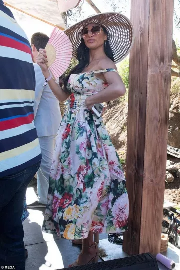 The dress has flower Nicole Scherzinger on the account Instagram of @nicolescherzinger