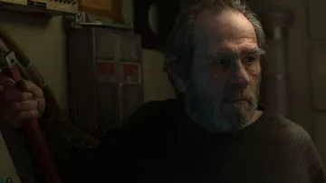 Pull en cachemire porté par Clifford McBride (Tommy Lee Jones) dans Ad Astra