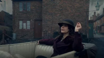 The coat violet Polly Gray (Helen McCrory) in Peaky Blinders Season 5 Episode 4
