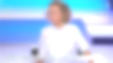 La chemise à carreaux et col montant Sandro de Caroline Roux dans C dans l'air le 19.09.2019