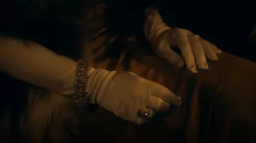 The strap rhinestone Polly Gray (Helen McCrory) in Peaky Blinders Season 5 Episode 4
