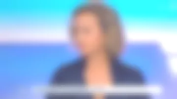 La robe courte bleu nuit satinée et imprimée coeurs Tara Jarmon de Caroline Roux dans C dans l'air le 05.09.2019