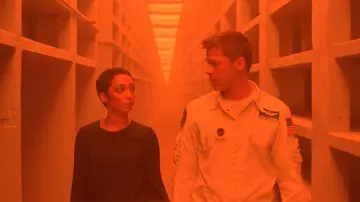 Manches longues encolure ras du cou T-Shirt porté par Helen Lantos (Ruth Negga) dans Ad Astra