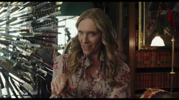 Les fleurs de la robe portée par Meg Thrombey (Katherine Langford) Joni Thrombey (Toni Collette) à Couteaux