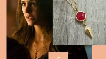 Collier rouge et doré de Elena Gilbert (Nina Dobrev) dans Vampire Diaries (S07E11)