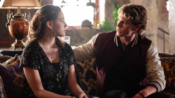 Collar colgante "m" de Hope Mikaelson (Danielle Rose Russell) en The Originals (S05E12)
