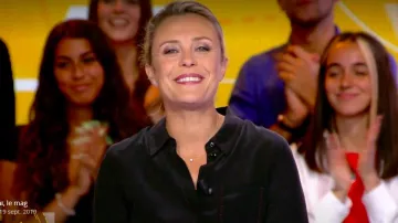 Camisa de seda negra de Isabelle Moreau con costuras contrastantes en L'Info du vrai el 19.09.2019
