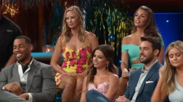 Super Down Blue Off-the-shoulder Cutout Dress usado por Angela Amezcua en Bachelor in Paradise Temporada 6 Episodio 13