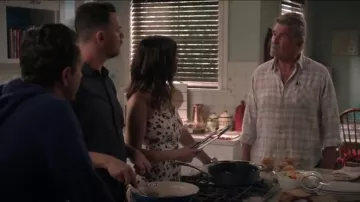 Rag & Bone Plage Shir porté par John (James Brolin) dans la Vie en Morceaux, Saison 4 Episode 11