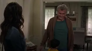 J.Crew Rugged Cotton Cable Knit Shawl Collar Cardigan Sweater usado por John (James Brolin) en Life in Pieces Temporada 4 Episodio 11