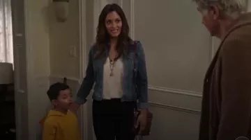 J.Crew Vintage Cotton V Neck Tee usado por Colleen (Angelique Cabral) en Life in Pieces Temporada 4 Episodio 11