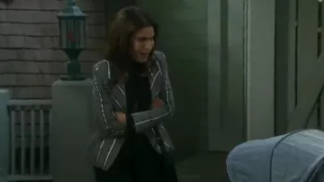 Blazer de solapa Smythe Peak en raya de cinta gris usado por Hope Brady (Kristian Alfonso) como se ve en Days of Our Lives 18 de septiembre de 2019