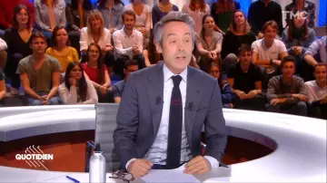 La gourde d'eau grise en acier de Yann Barthès dans Quotidien du 19 Septembre 2019