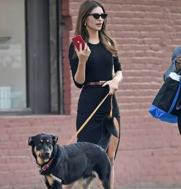 Oliver Peoples zasia sunglasses worn by Emily Ratajkowski Walking Her Dog September 18, 2019