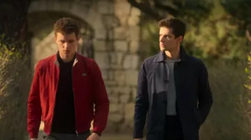 The trench coat bleau navy Polo (Álvaro Rico) in Elite (S02E02)