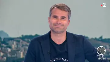 Le Tee-shirt homme brodé "Gentleman français" de Grégoire Tournon dans Télématin