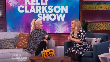 Minivestido de crepé floral de Derek Lam usado por Kelly Clarkson en The Kelly Clarkson Show 16 de septiembre de 2019