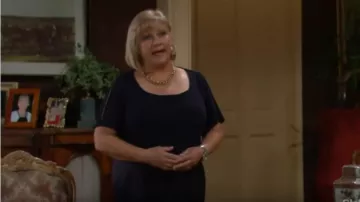 Marina rinaldi Dark Navy Body-Con Dress usado por Traci Abbott (Beth Maitland) como se ve en The Young and the Restless 19 de septiembre de 2019