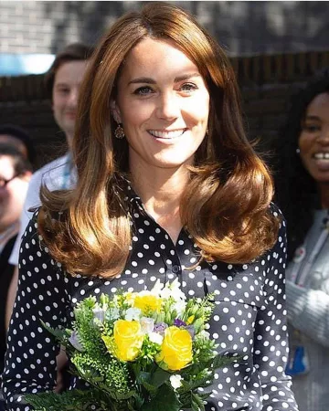 Accesorio sencillos pendientes de filigrana de gota corta usados por Kate Middleton Sunshine House 19 de septiembre de 2019