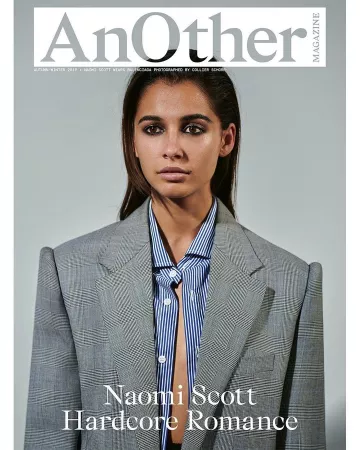 Blazer de Naomi Scott en la cuenta de Instagram @naomigscott