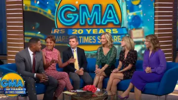 Alice + Olivia green snakeskin chemisier porté par de Lara Spencer Good Morning America Week-end du 19 septembre 2019