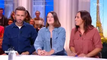 La chemise en jean portée par Valentine Oberti dans Quotidien