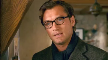 Glasses views black worn by Graham (Jude Law) in The Holiday