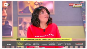 Le sweat rouge "Drole de Dame" French Disorder de Estelle Denis dans L'Équipe d'Estelle le 20.09.2019