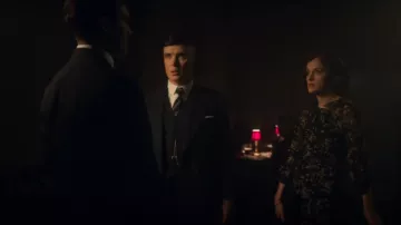 El vestido negro de Ada Shelby (Sophie Rundle) en Peaky Blinders (S05E02)