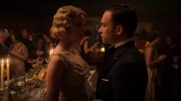 La robe dorée de Gina Gray (Anya Taylor-Joy) dans Peaky Blinders (S05E04)