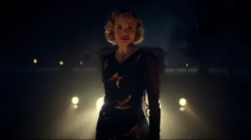 Vestido negro estampado de Linda Shelby (Kate Phillips) en Peaky Blinders (S05E04)