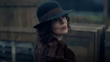 The blue hat Polly Gray (Helen McCrory) in Peaky Blinders (S05E04)
