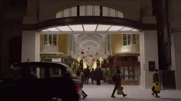 Omega Vintage Store Burlington Arcade como se ve en Last Christmas